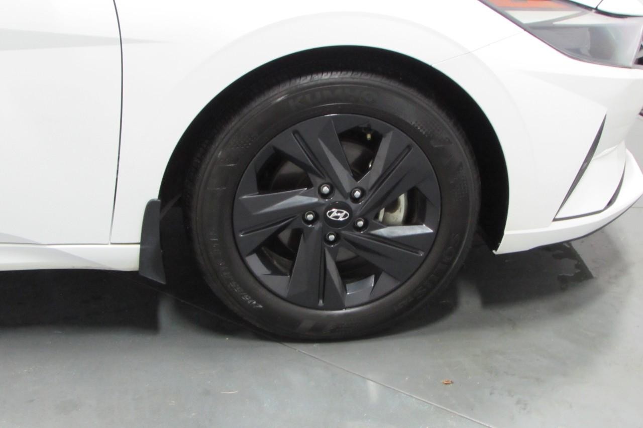 Hyundai Elantra Vehicle Full-screen Gallery Image 10