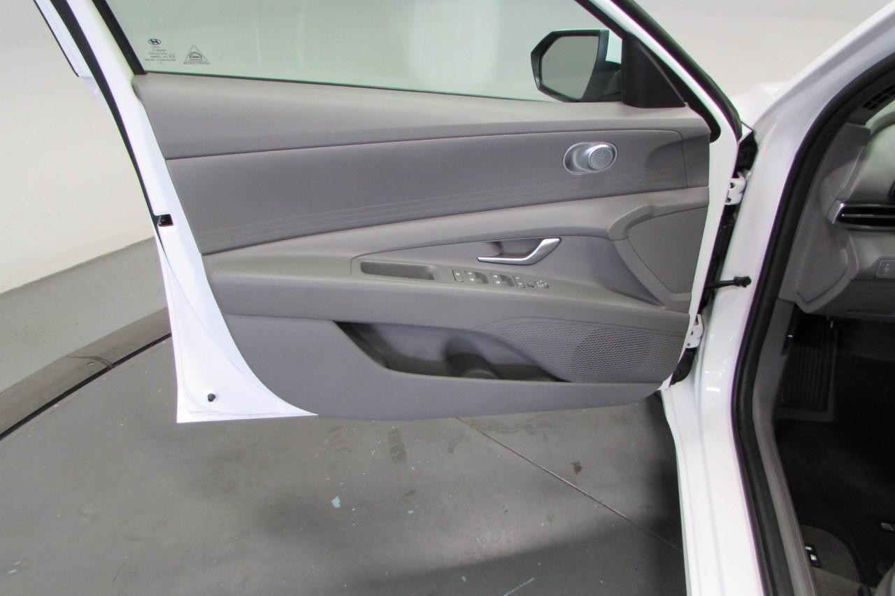 Hyundai Elantra Vehicle Full-screen Gallery Image 11