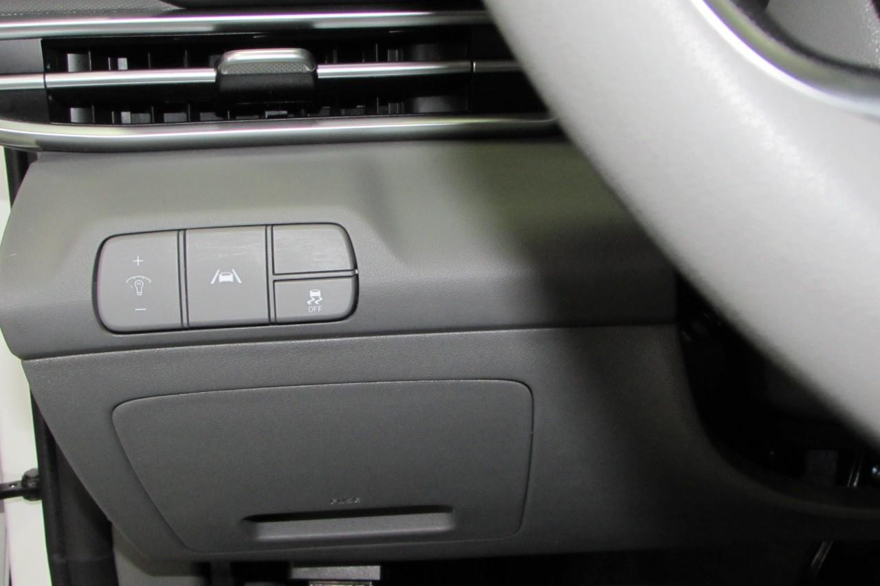 Hyundai Elantra Vehicle Full-screen Gallery Image 13