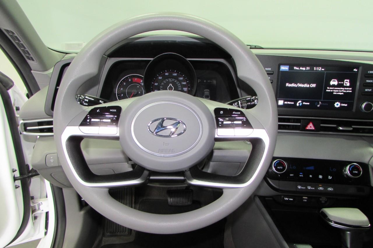 Hyundai Elantra Vehicle Full-screen Gallery Image 14