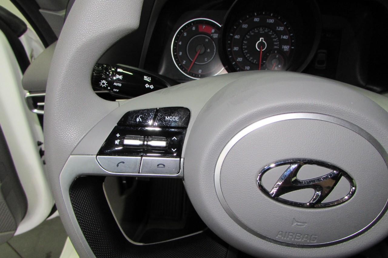 Hyundai Elantra Vehicle Full-screen Gallery Image 15