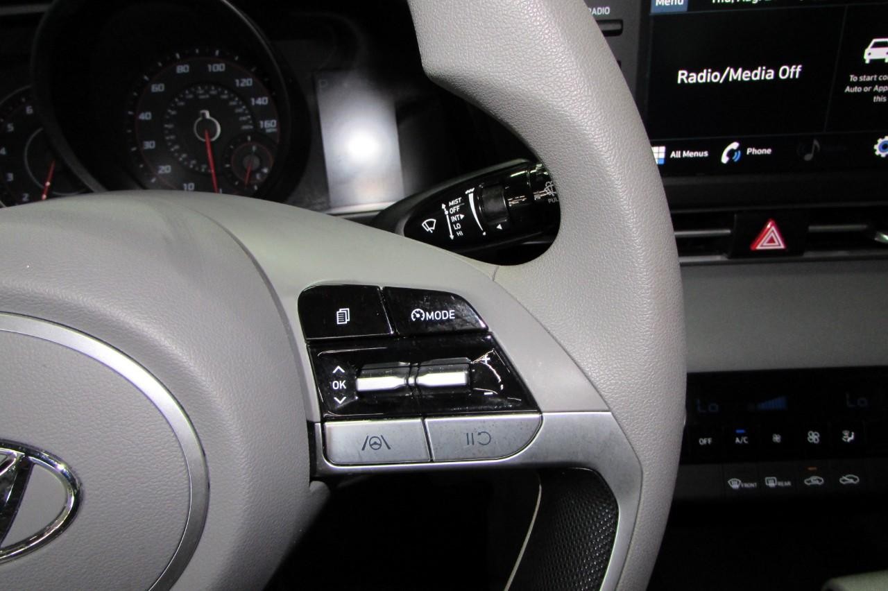 Hyundai Elantra Vehicle Full-screen Gallery Image 16