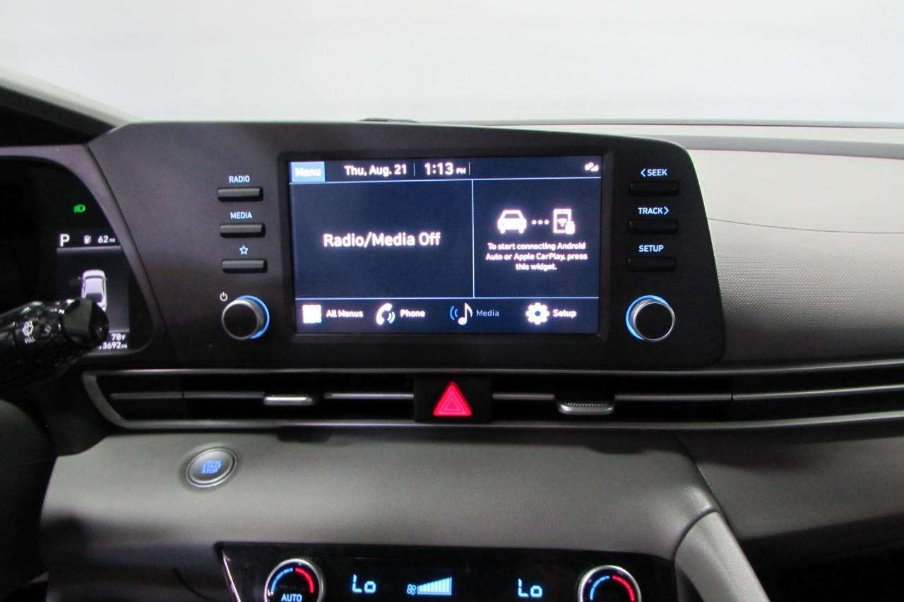 Hyundai Elantra Vehicle Full-screen Gallery Image 19