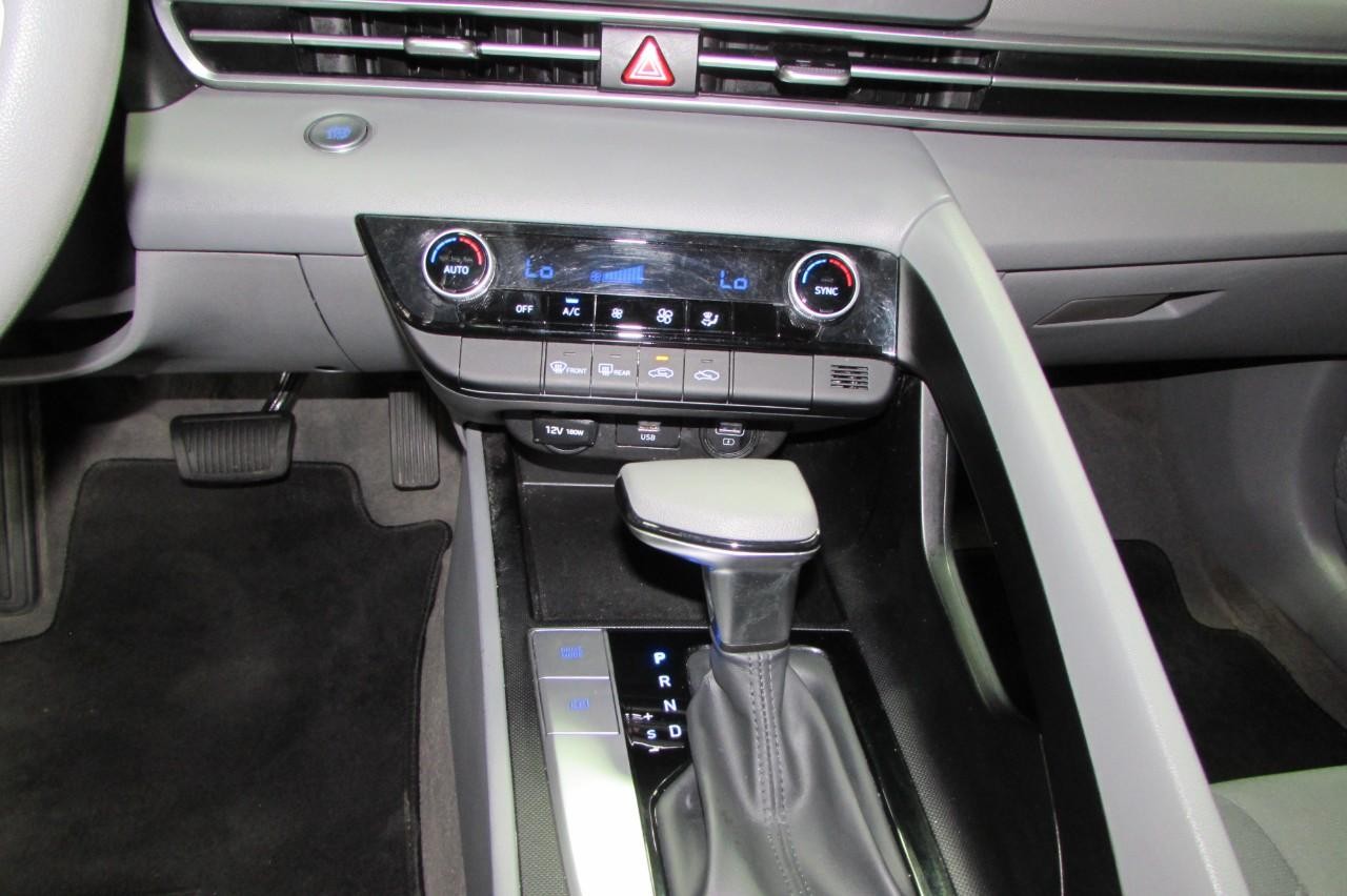 Hyundai Elantra Vehicle Full-screen Gallery Image 20