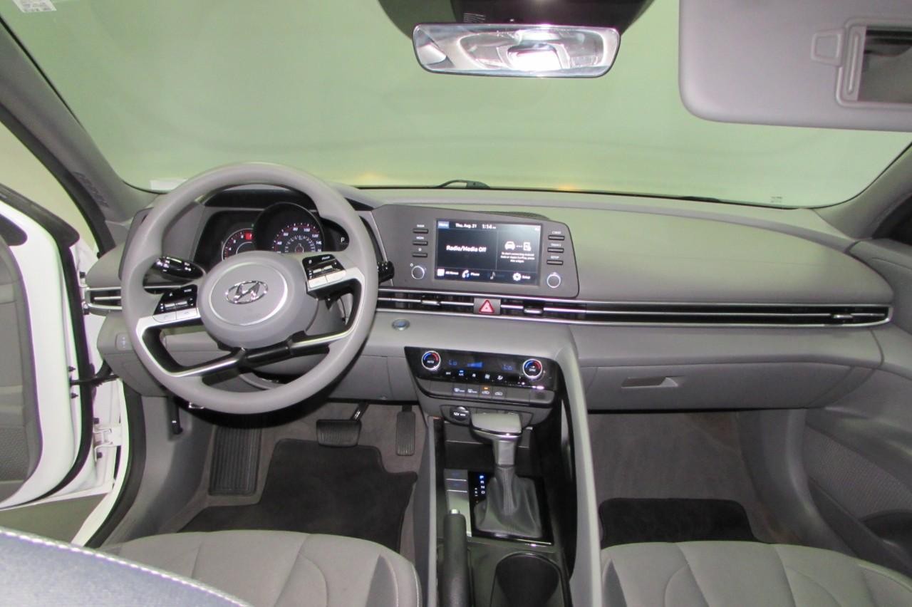 Hyundai Elantra Vehicle Full-screen Gallery Image 22