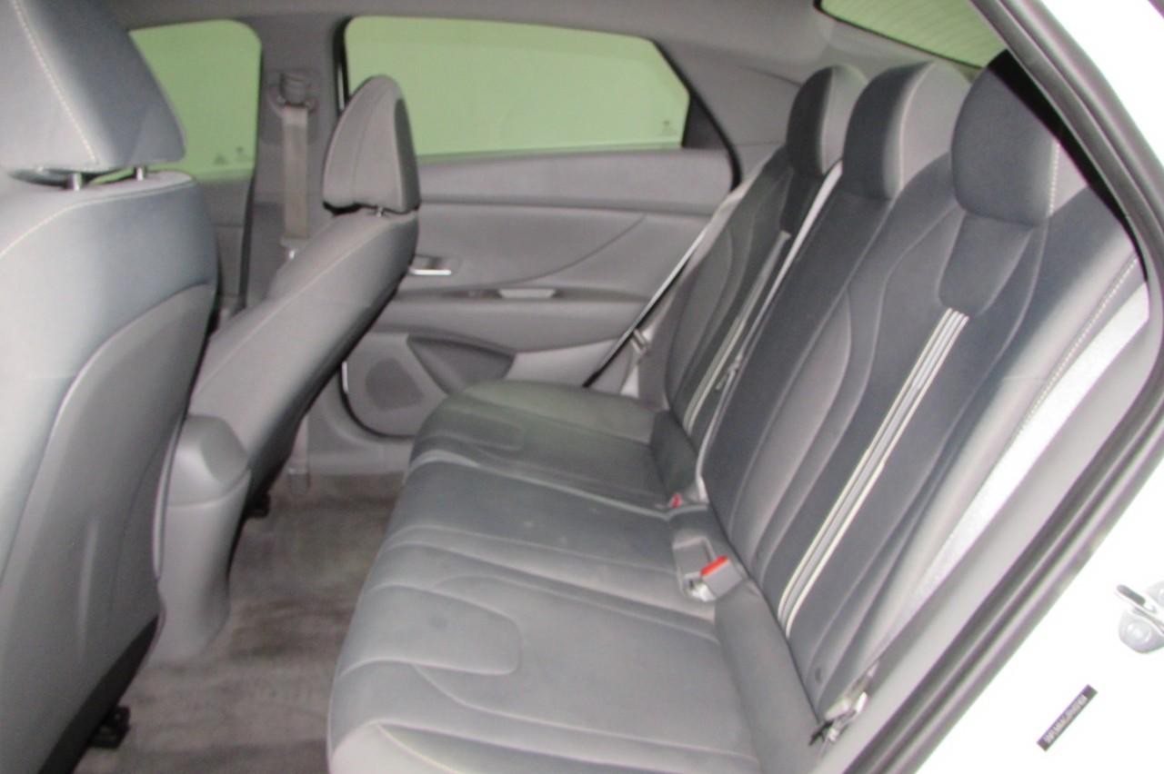 Hyundai Elantra Vehicle Full-screen Gallery Image 24