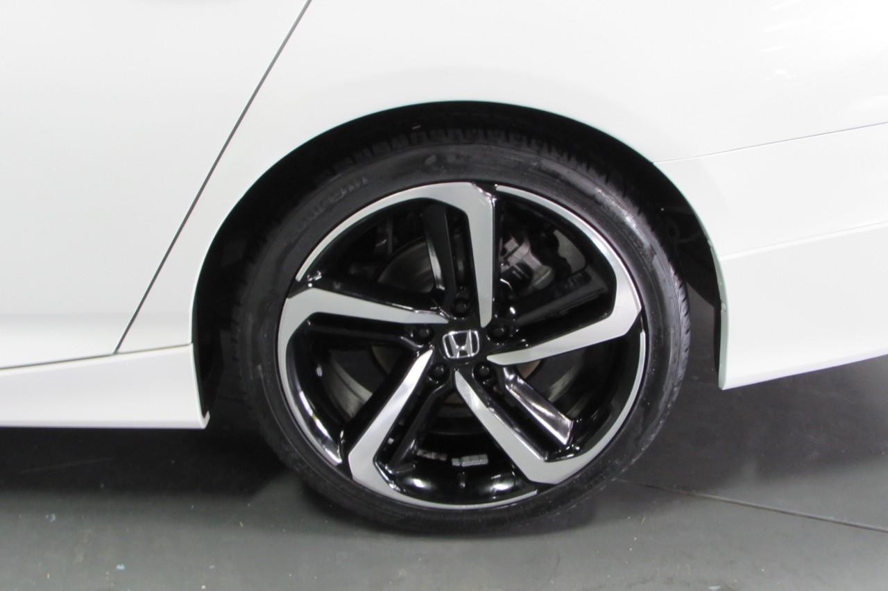 Honda Accord Vehicle Full-screen Gallery Image 10