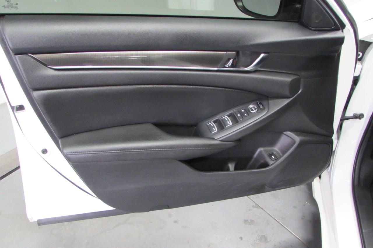 Honda Accord Vehicle Full-screen Gallery Image 11