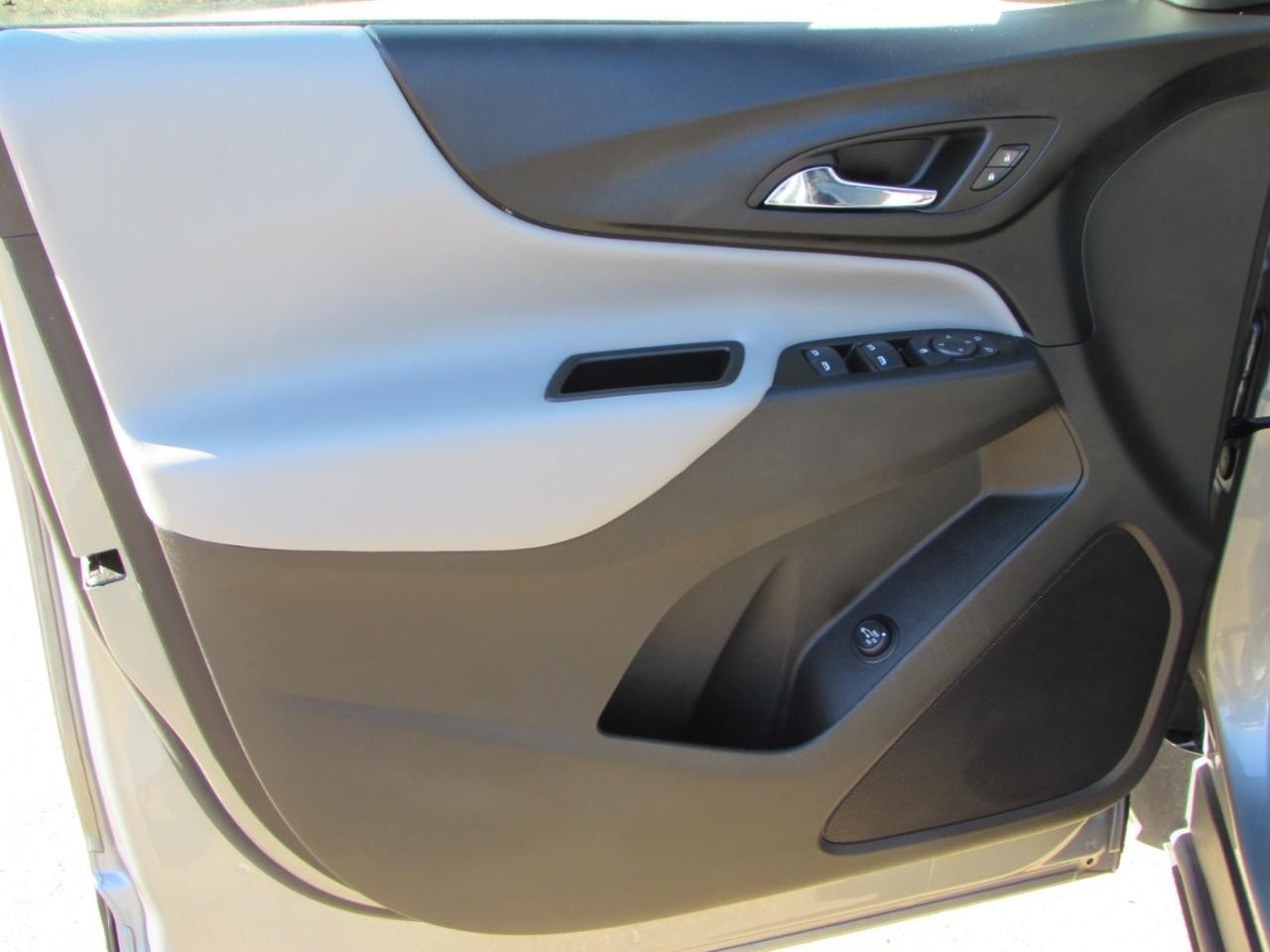 Chevrolet Equinox Vehicle Full-screen Gallery Image 11