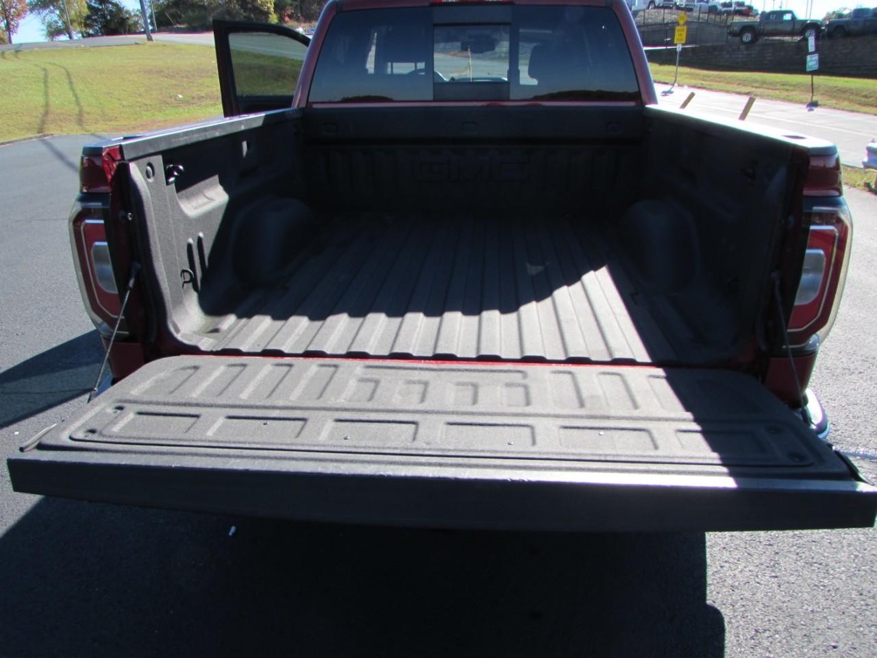 GMC Sierra 1500 Vehicle Full-screen Gallery Image 12