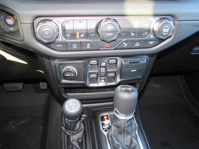 2026 Jeep Wrangler 4-Door Sahara - Photo 19