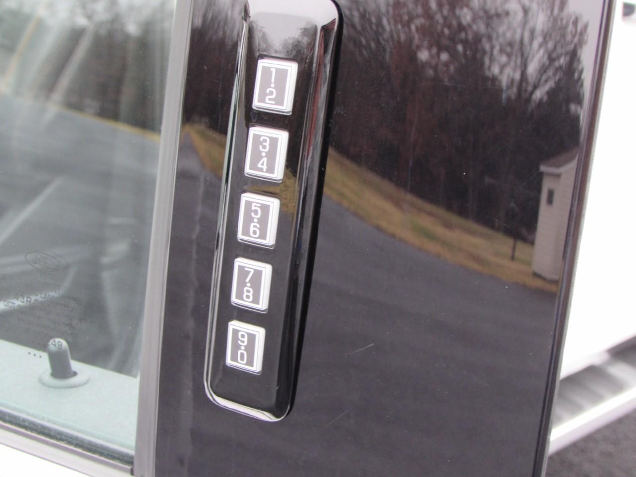 Ford F-150 Vehicle Full-screen Gallery Image 11