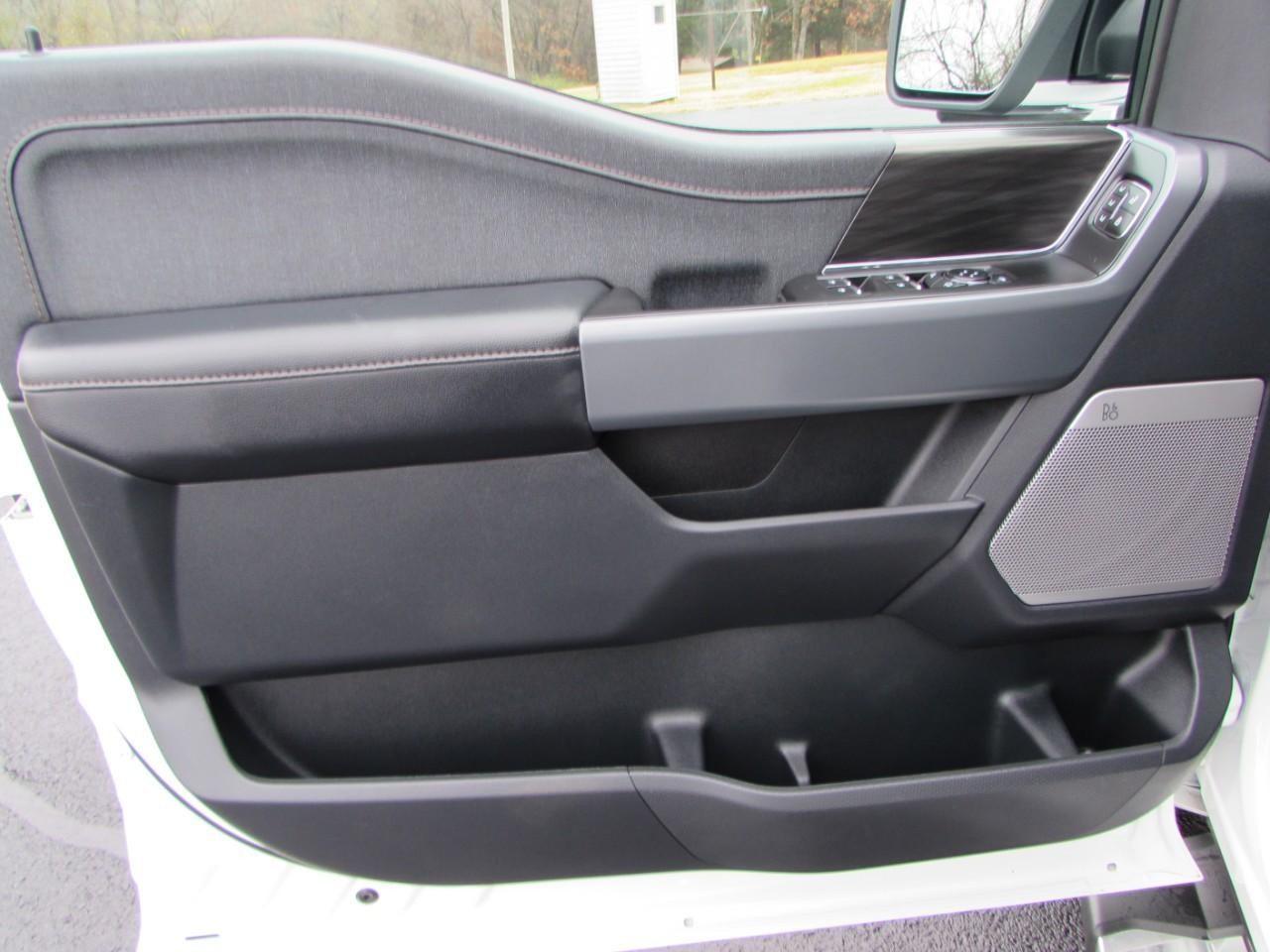 Ford F-150 Vehicle Full-screen Gallery Image 18