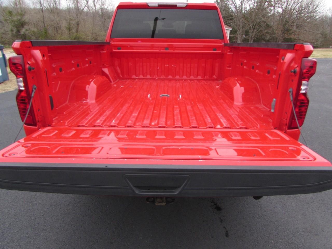 Chevrolet Silverado 2500HD Vehicle Full-screen Gallery Image 14