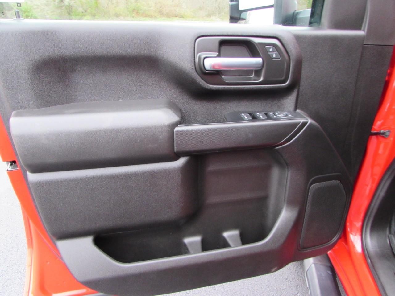 Chevrolet Silverado 2500HD Vehicle Full-screen Gallery Image 16