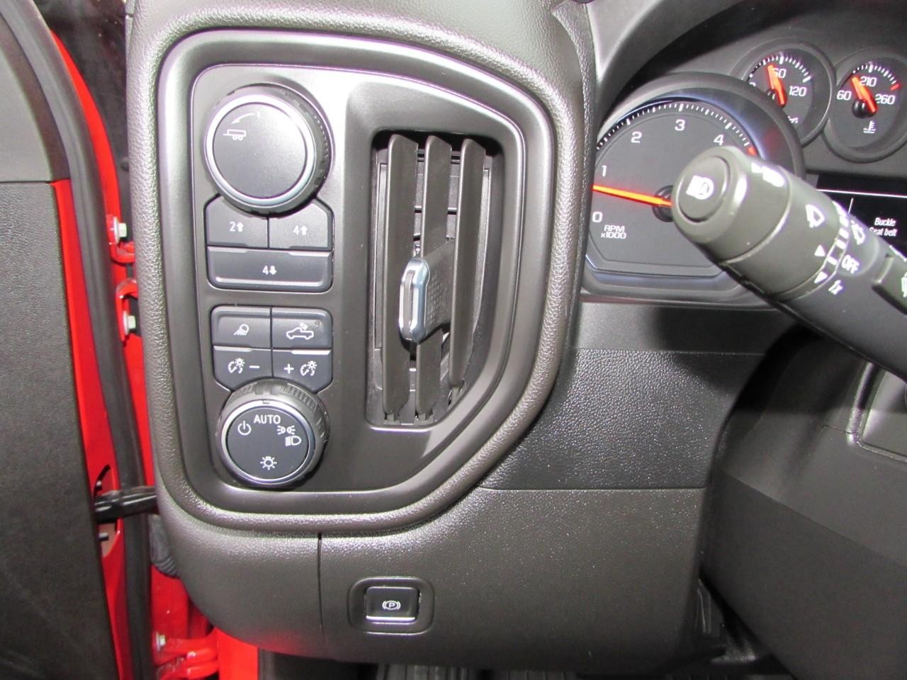 Chevrolet Silverado 2500HD Vehicle Full-screen Gallery Image 18