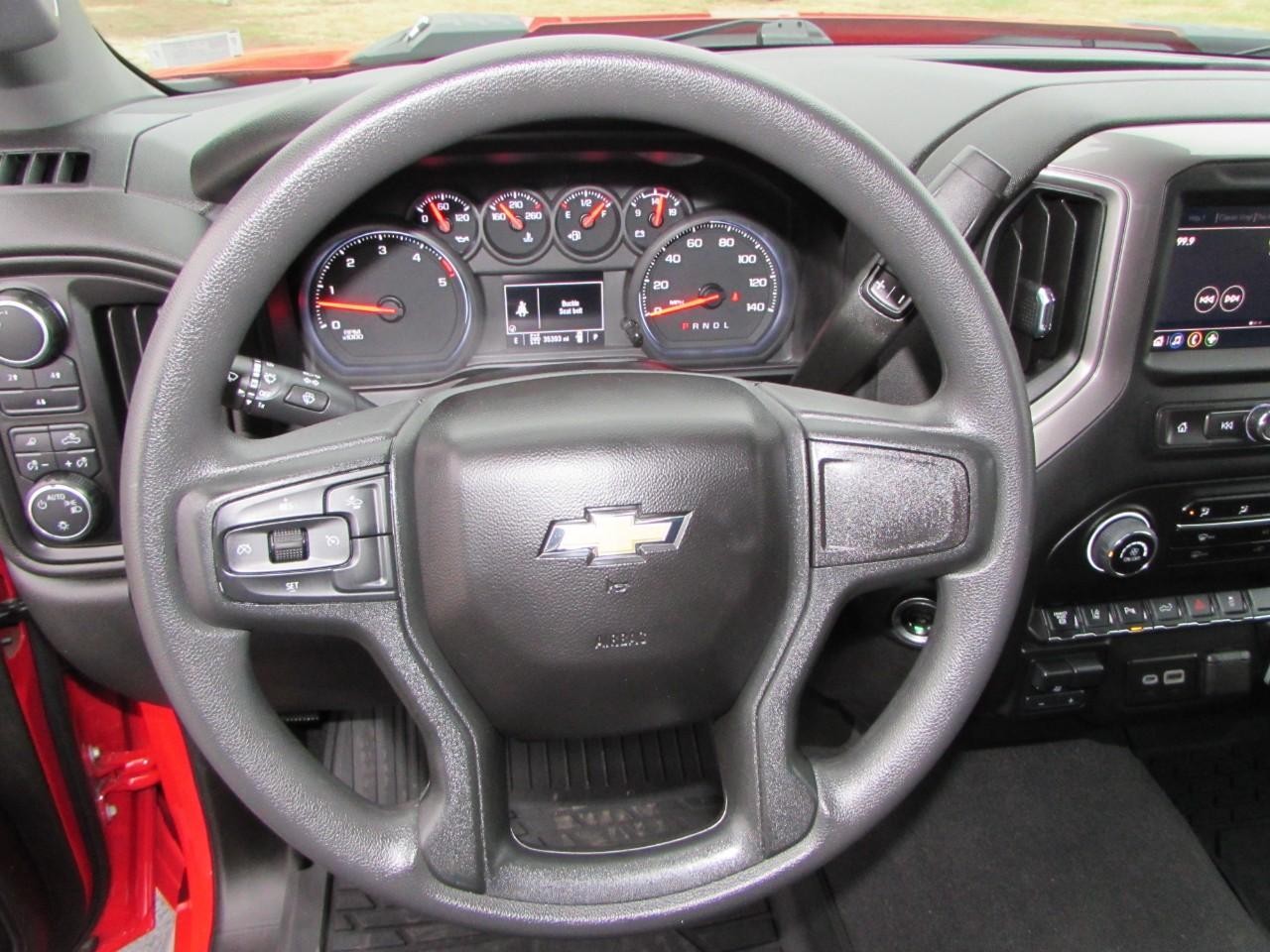 Chevrolet Silverado 2500HD Vehicle Full-screen Gallery Image 19