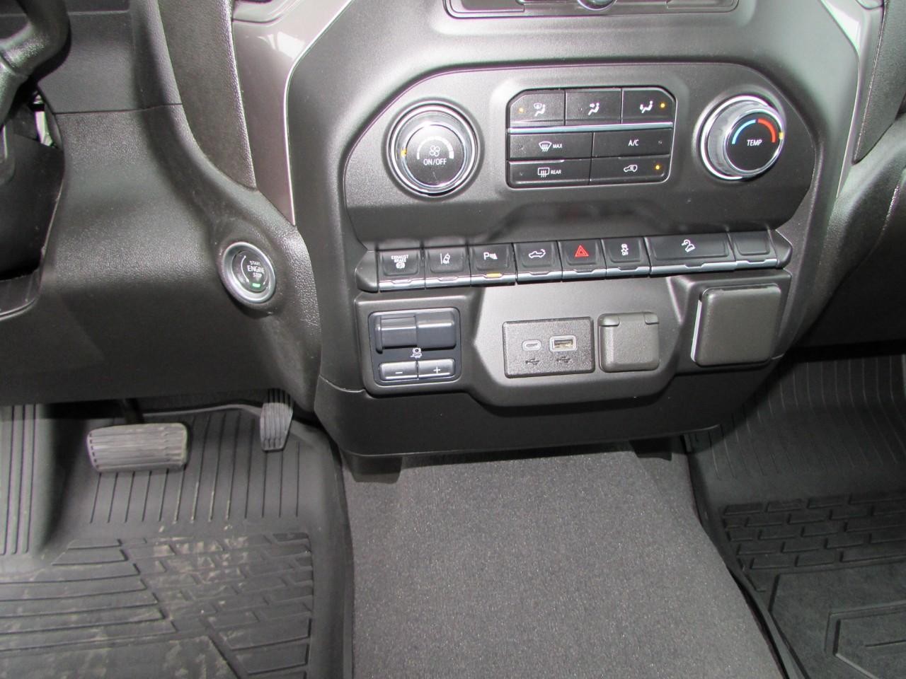 Chevrolet Silverado 2500HD Vehicle Full-screen Gallery Image 24