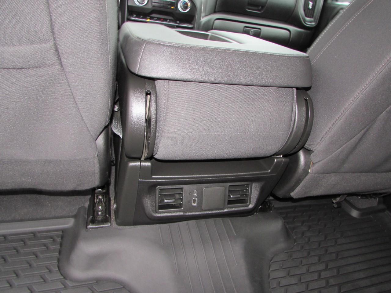 Chevrolet Silverado 2500HD Vehicle Full-screen Gallery Image 30