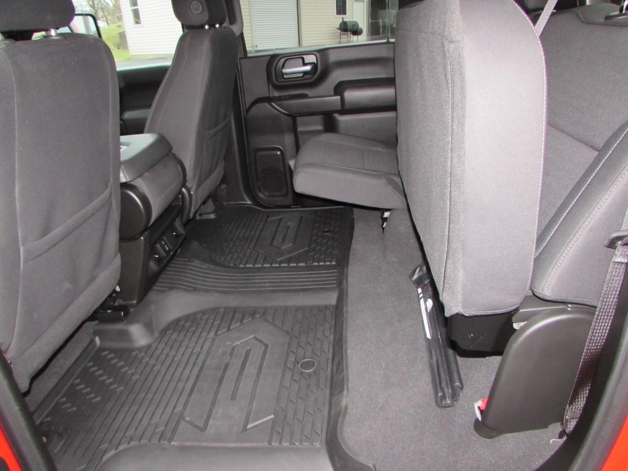 Chevrolet Silverado 2500HD Vehicle Full-screen Gallery Image 31