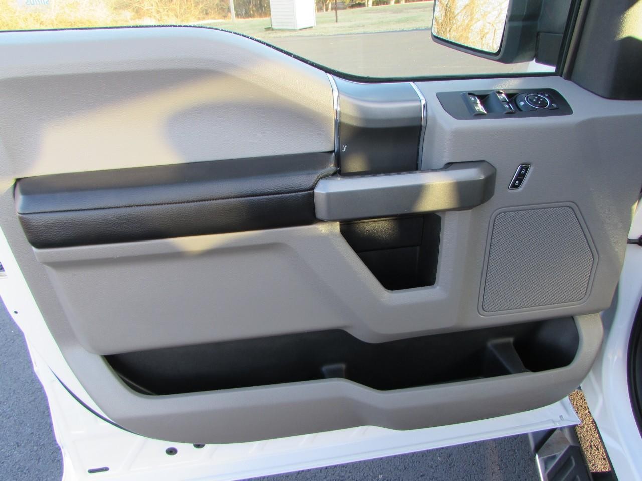 Ford F-150 Vehicle Full-screen Gallery Image 15