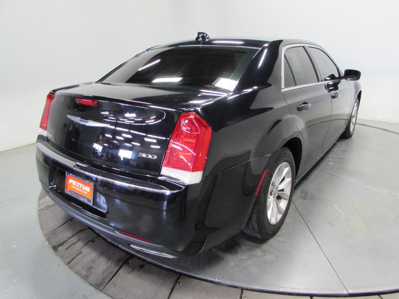 Chrysler 300 Vehicle Full-screen Gallery Image 07