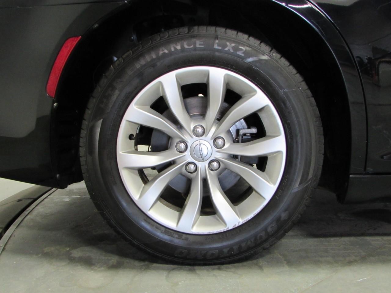 Chrysler 300 Vehicle Full-screen Gallery Image 09