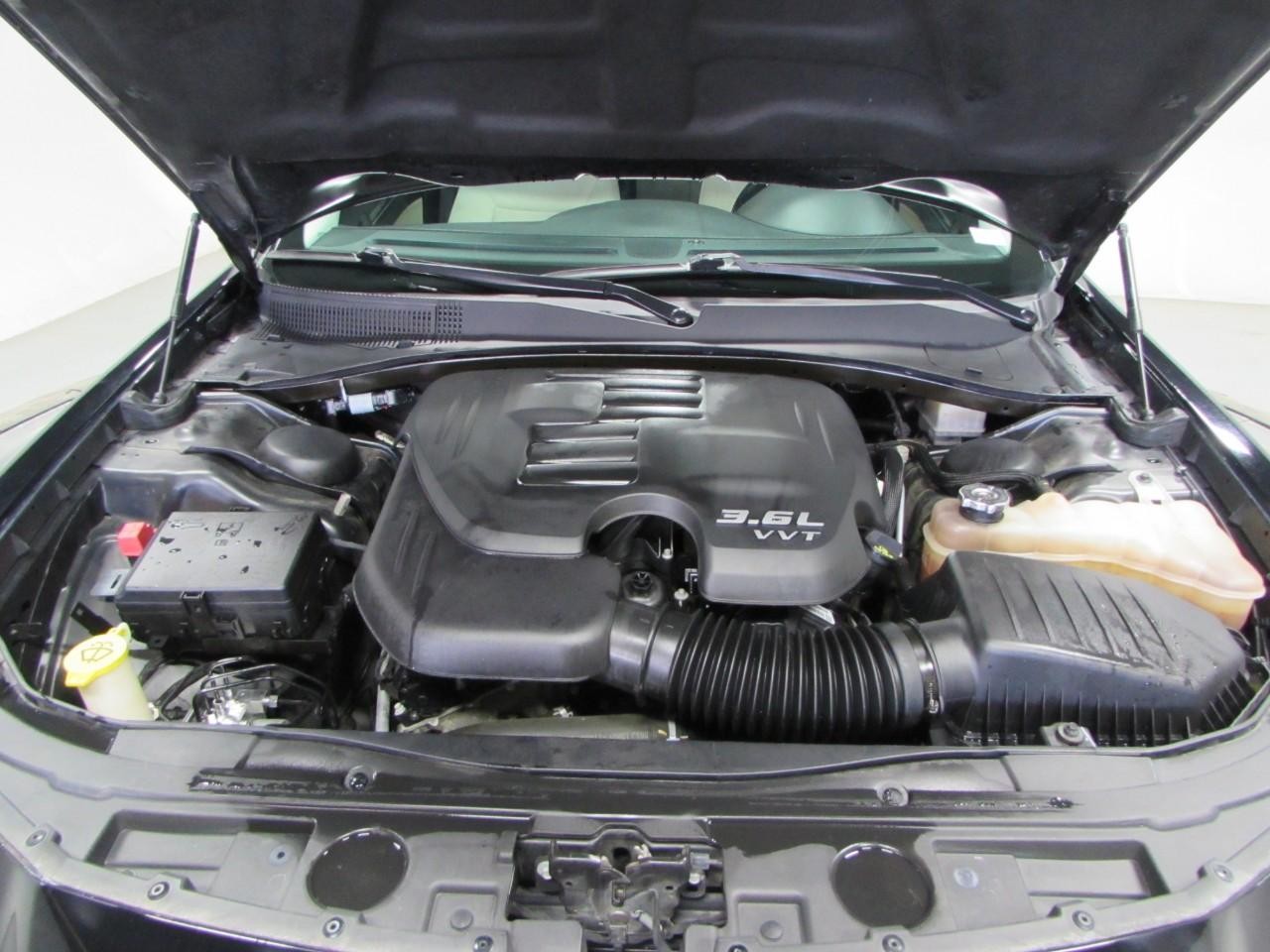 Chrysler 300 Vehicle Full-screen Gallery Image 10