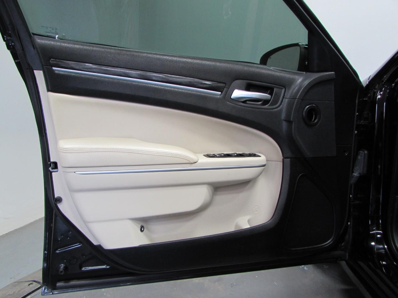 Chrysler 300 Vehicle Full-screen Gallery Image 12