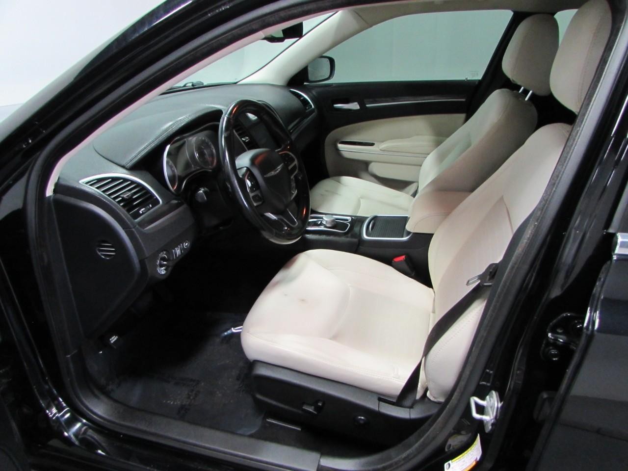 Chrysler 300 Vehicle Full-screen Gallery Image 13