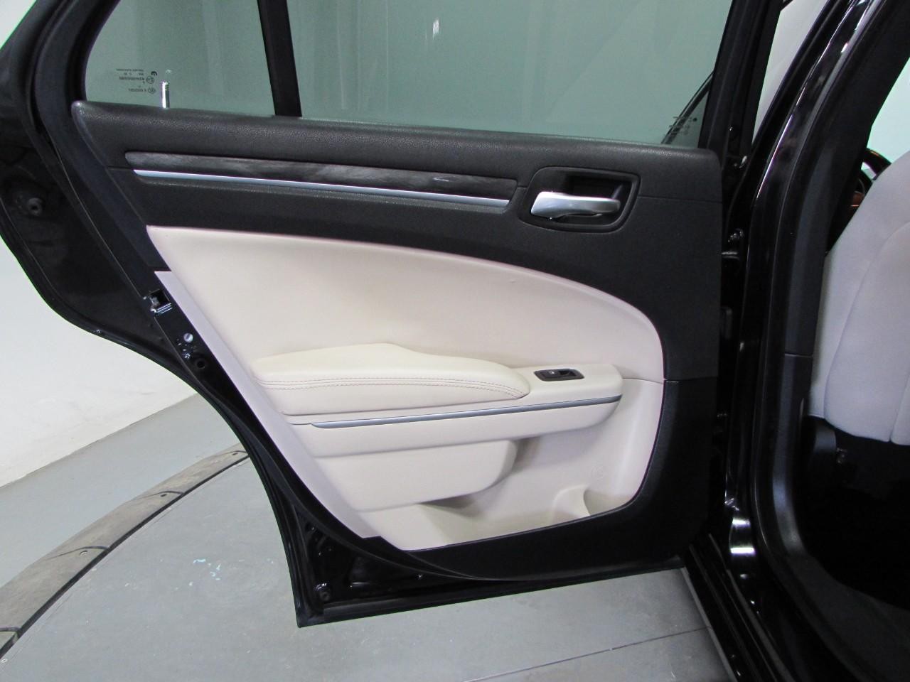 Chrysler 300 Vehicle Full-screen Gallery Image 14