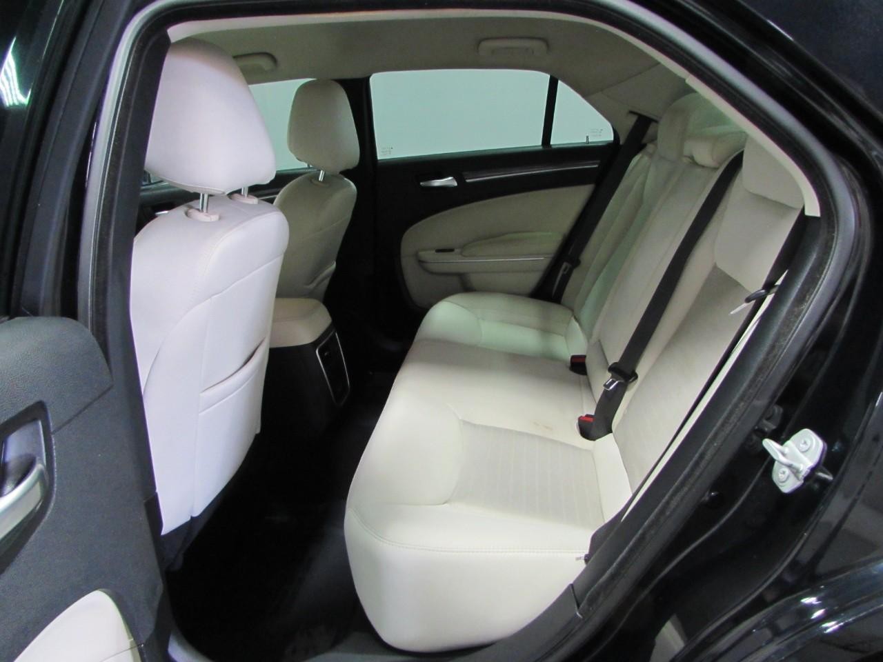 Chrysler 300 Vehicle Full-screen Gallery Image 15