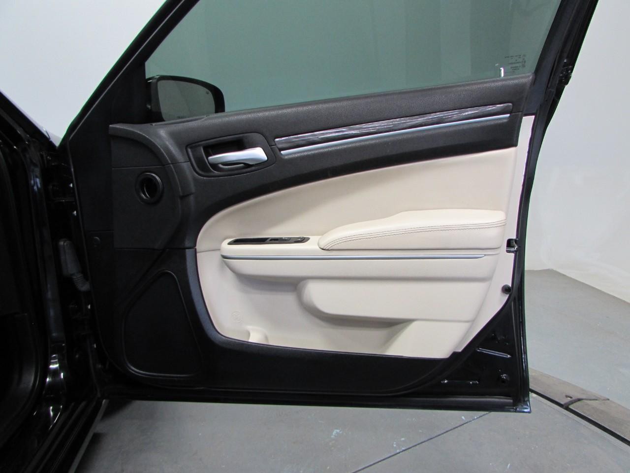 Chrysler 300 Vehicle Full-screen Gallery Image 16