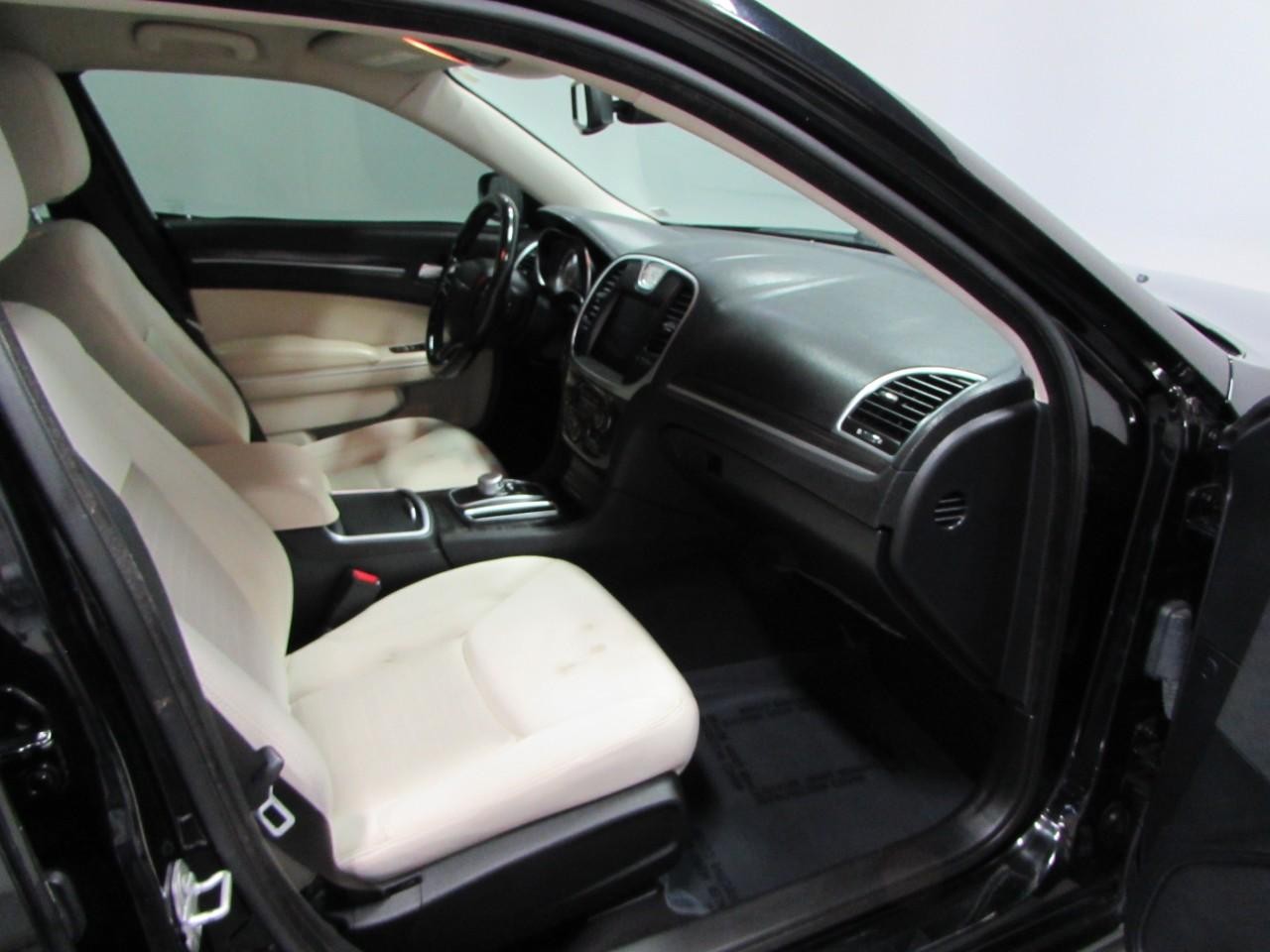 Chrysler 300 Vehicle Full-screen Gallery Image 17