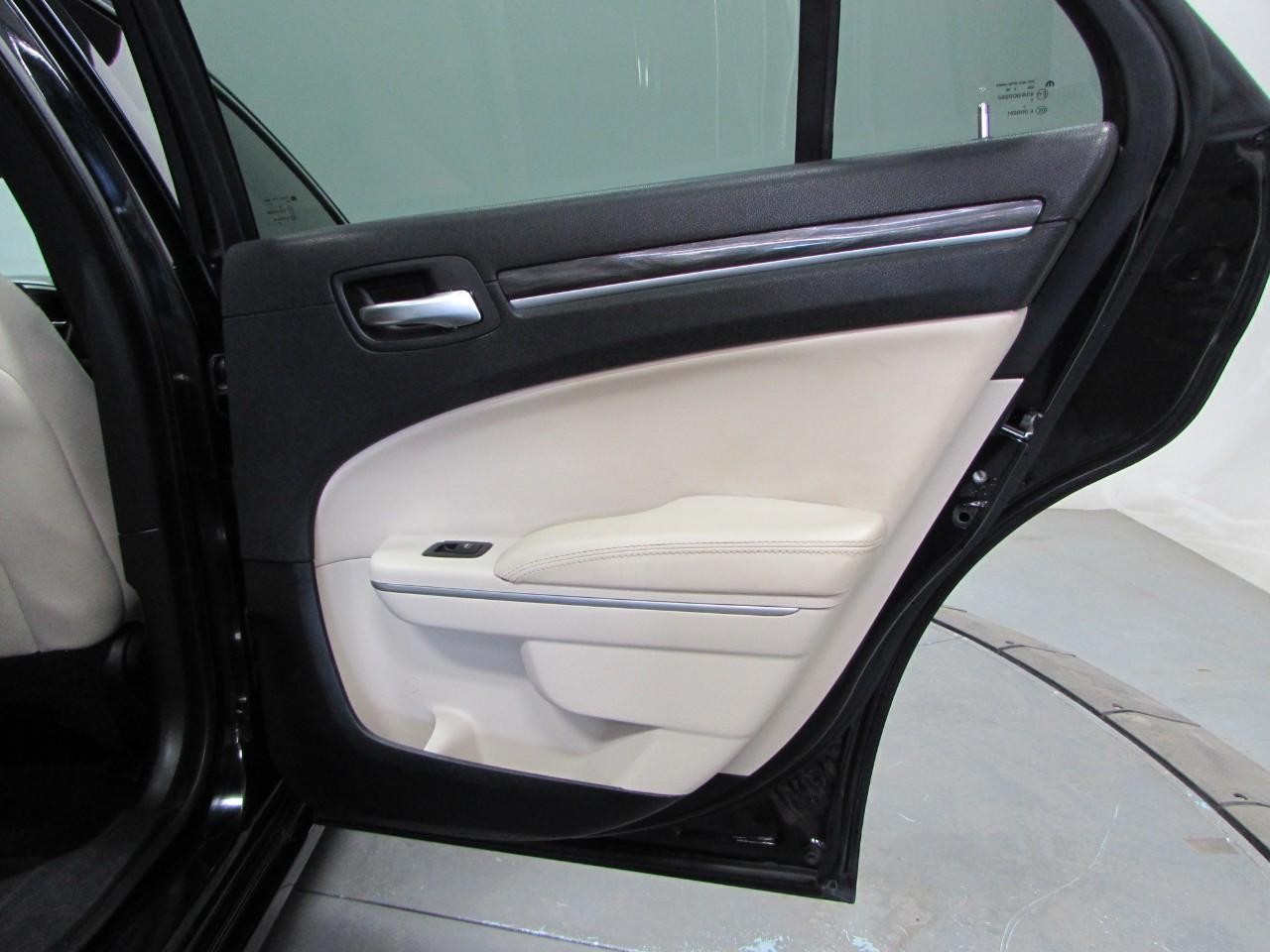 Chrysler 300 Vehicle Full-screen Gallery Image 18