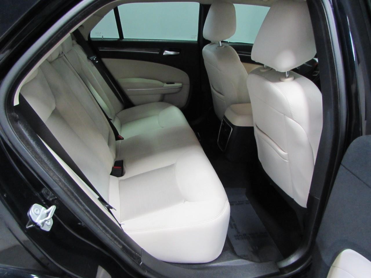 Chrysler 300 Vehicle Full-screen Gallery Image 19