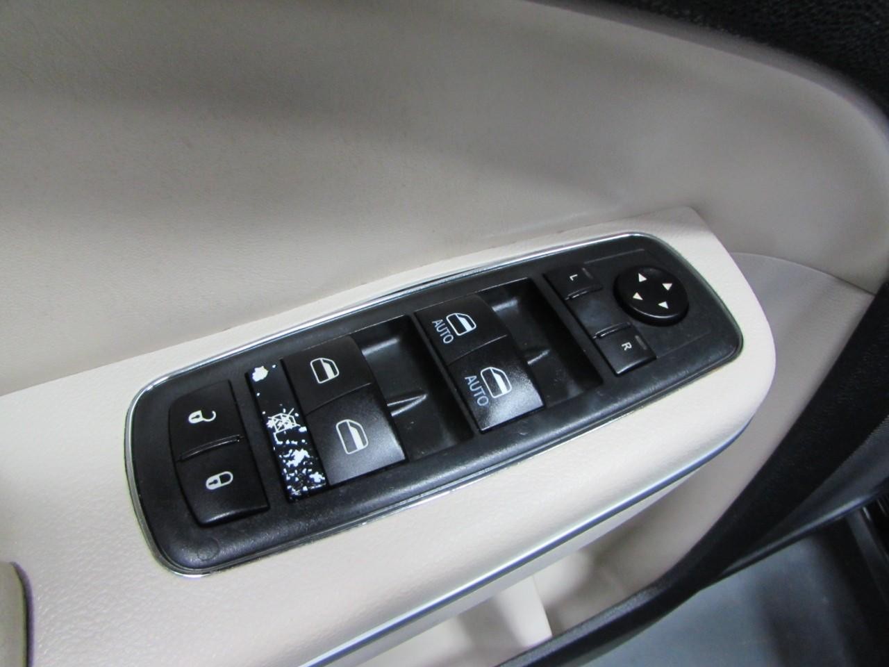 Chrysler 300 Vehicle Full-screen Gallery Image 20