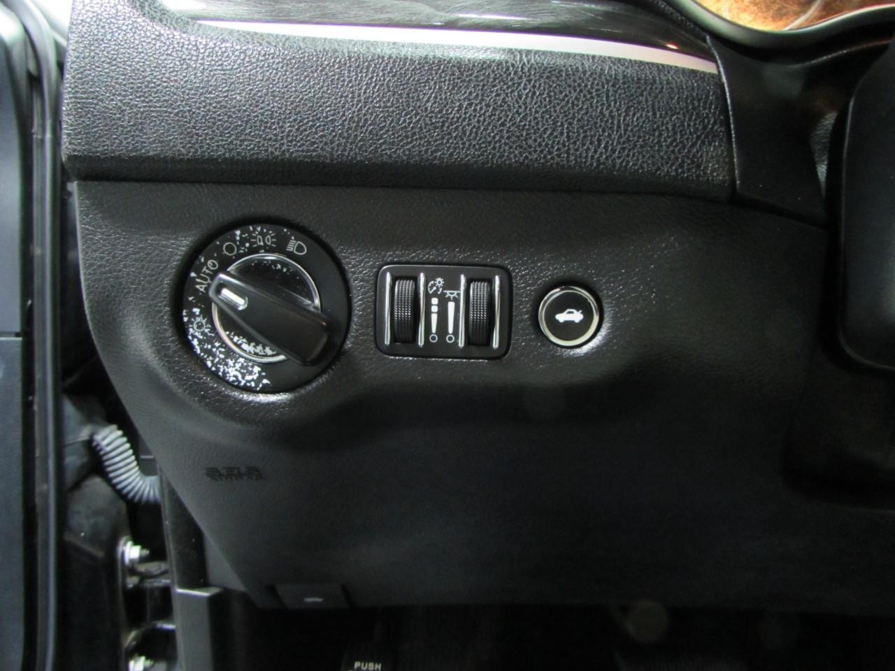 Chrysler 300 Vehicle Full-screen Gallery Image 21