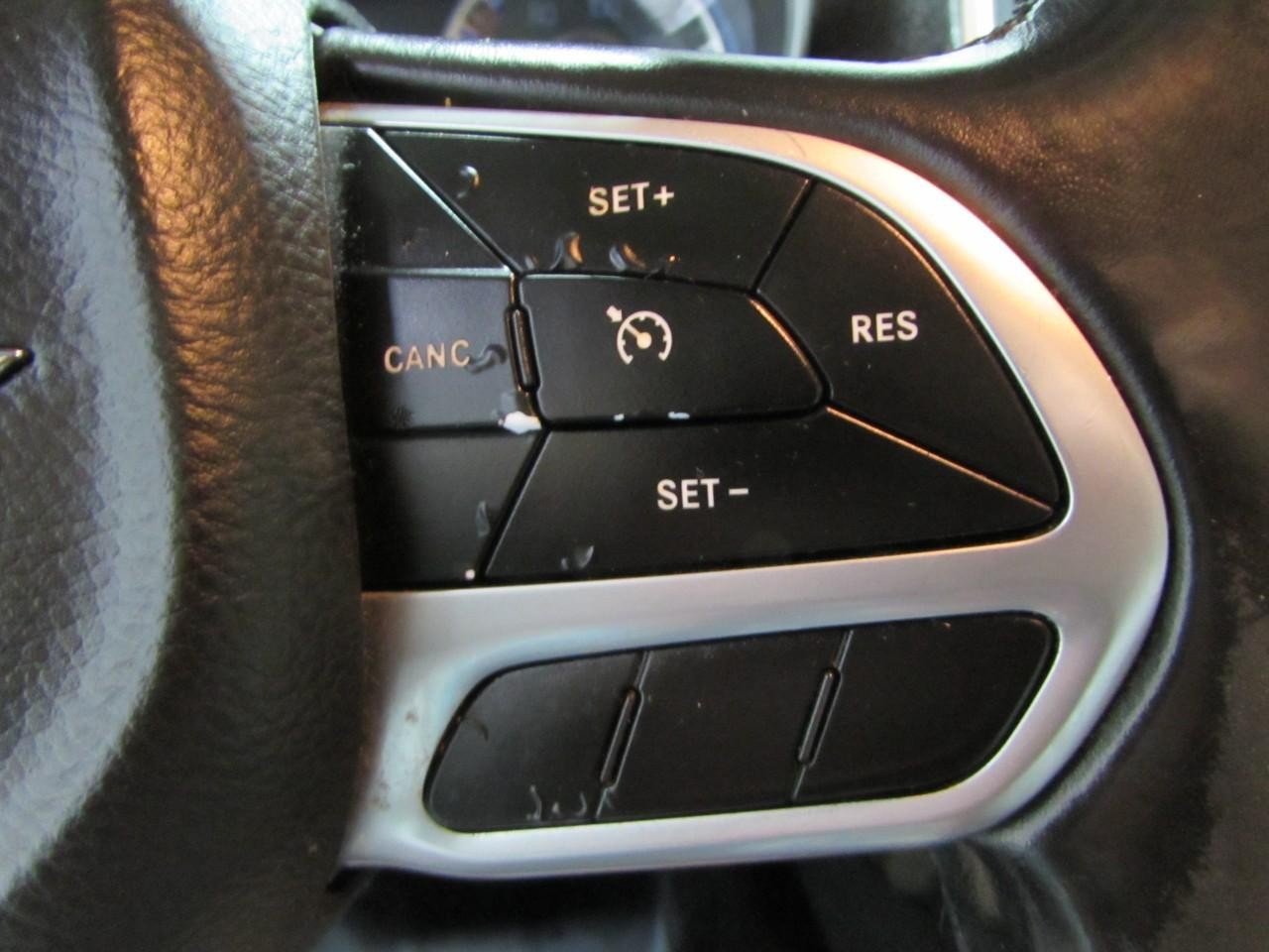 Chrysler 300 Vehicle Full-screen Gallery Image 24