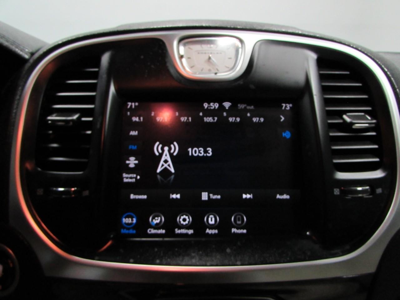 Chrysler 300 Vehicle Full-screen Gallery Image 26