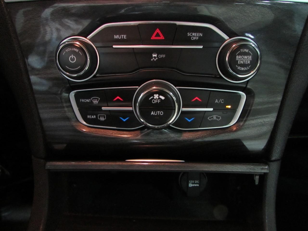 Chrysler 300 Vehicle Full-screen Gallery Image 27