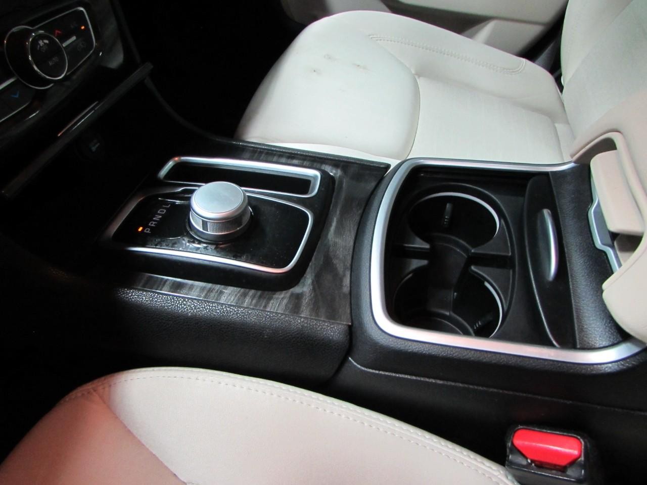 Chrysler 300 Vehicle Full-screen Gallery Image 28