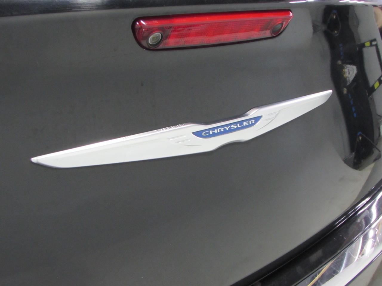 Chrysler 300 Vehicle Full-screen Gallery Image 30