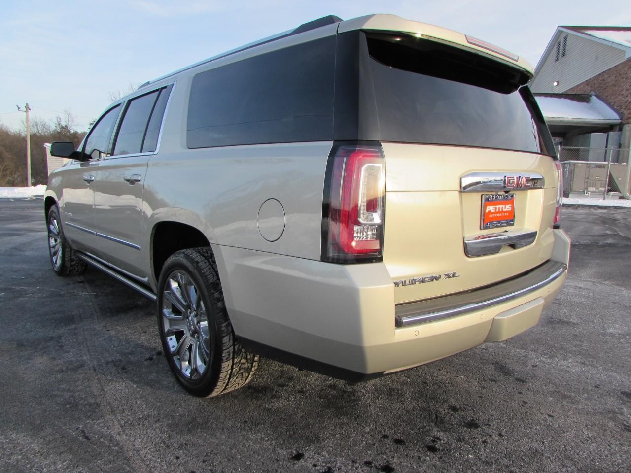 GMC Yukon XL Vehicle Full-screen Gallery Image 05