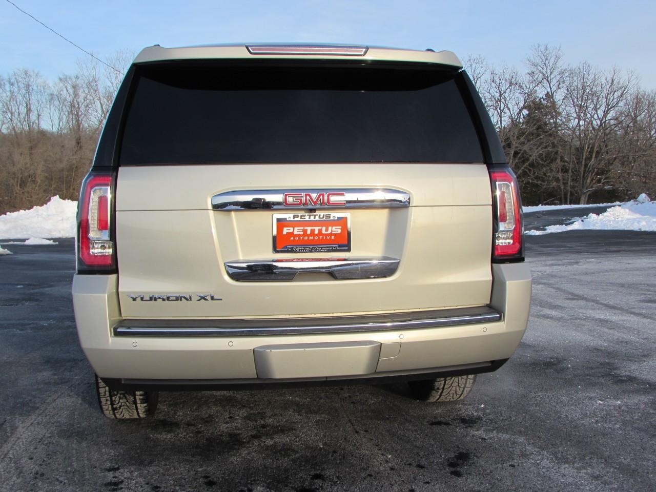 GMC Yukon XL Vehicle Full-screen Gallery Image 06