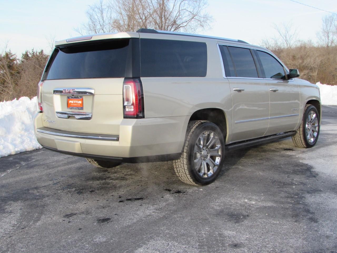 GMC Yukon XL Vehicle Full-screen Gallery Image 07