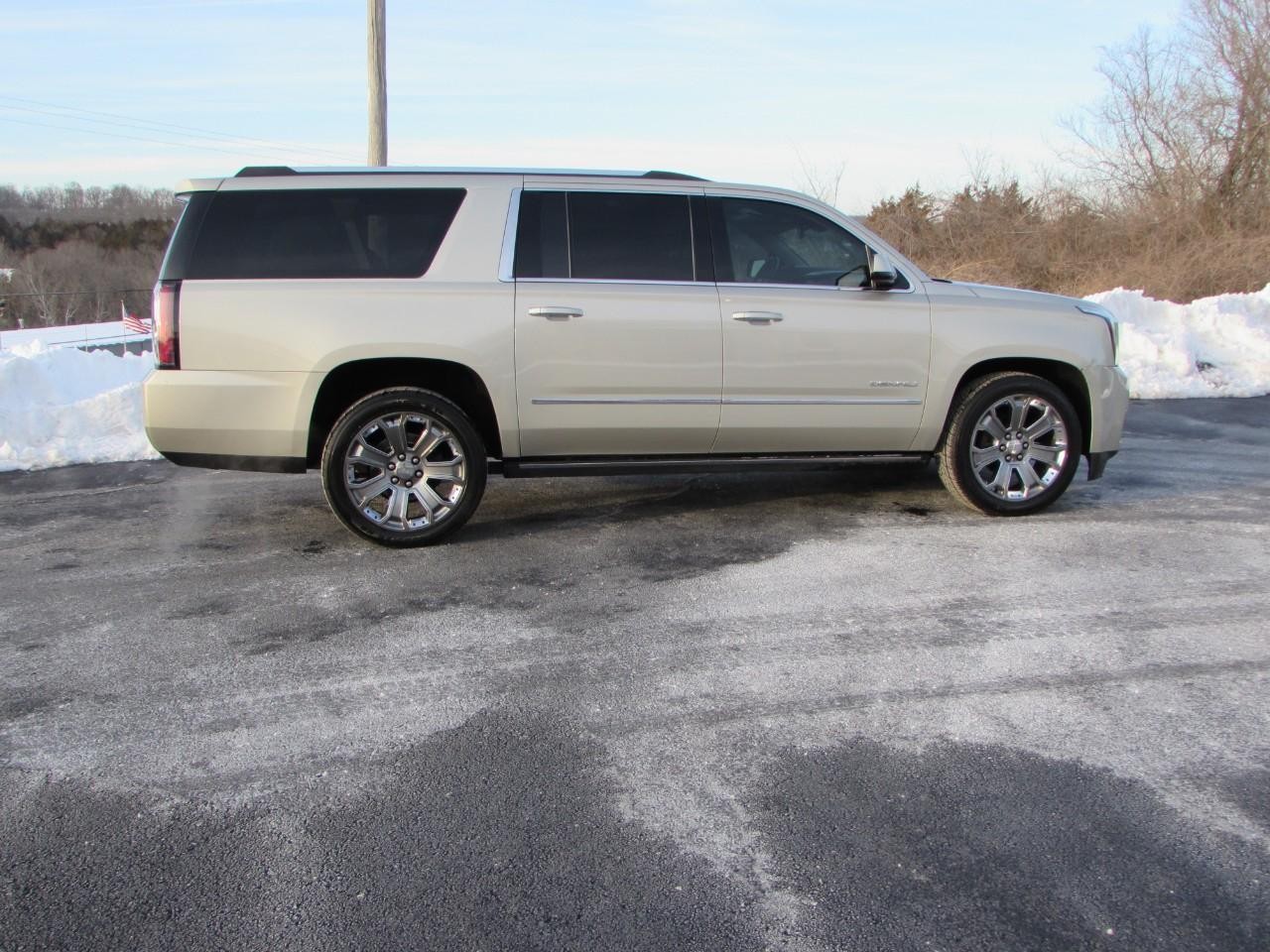 GMC Yukon XL Vehicle Full-screen Gallery Image 08