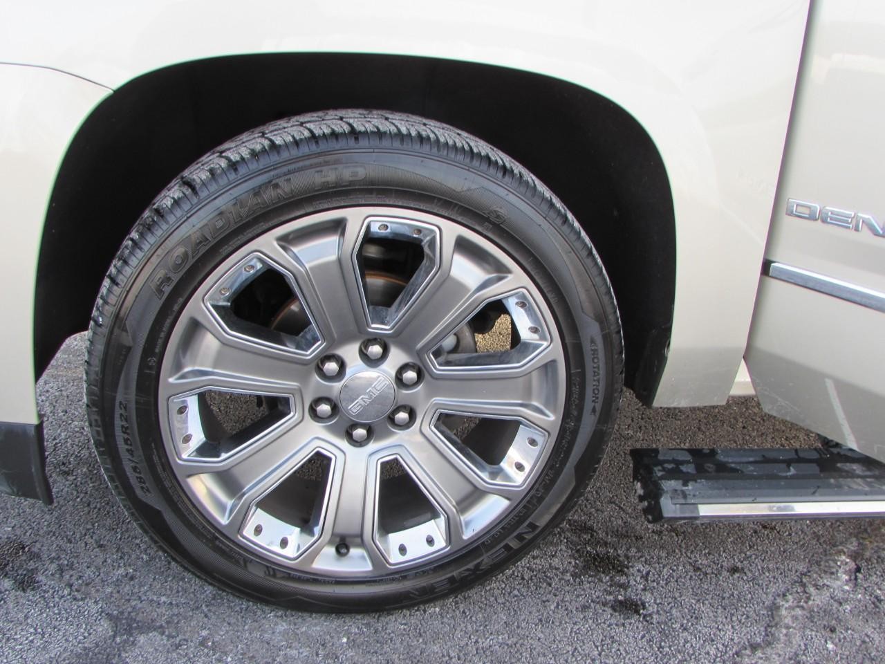 GMC Yukon XL Vehicle Full-screen Gallery Image 10