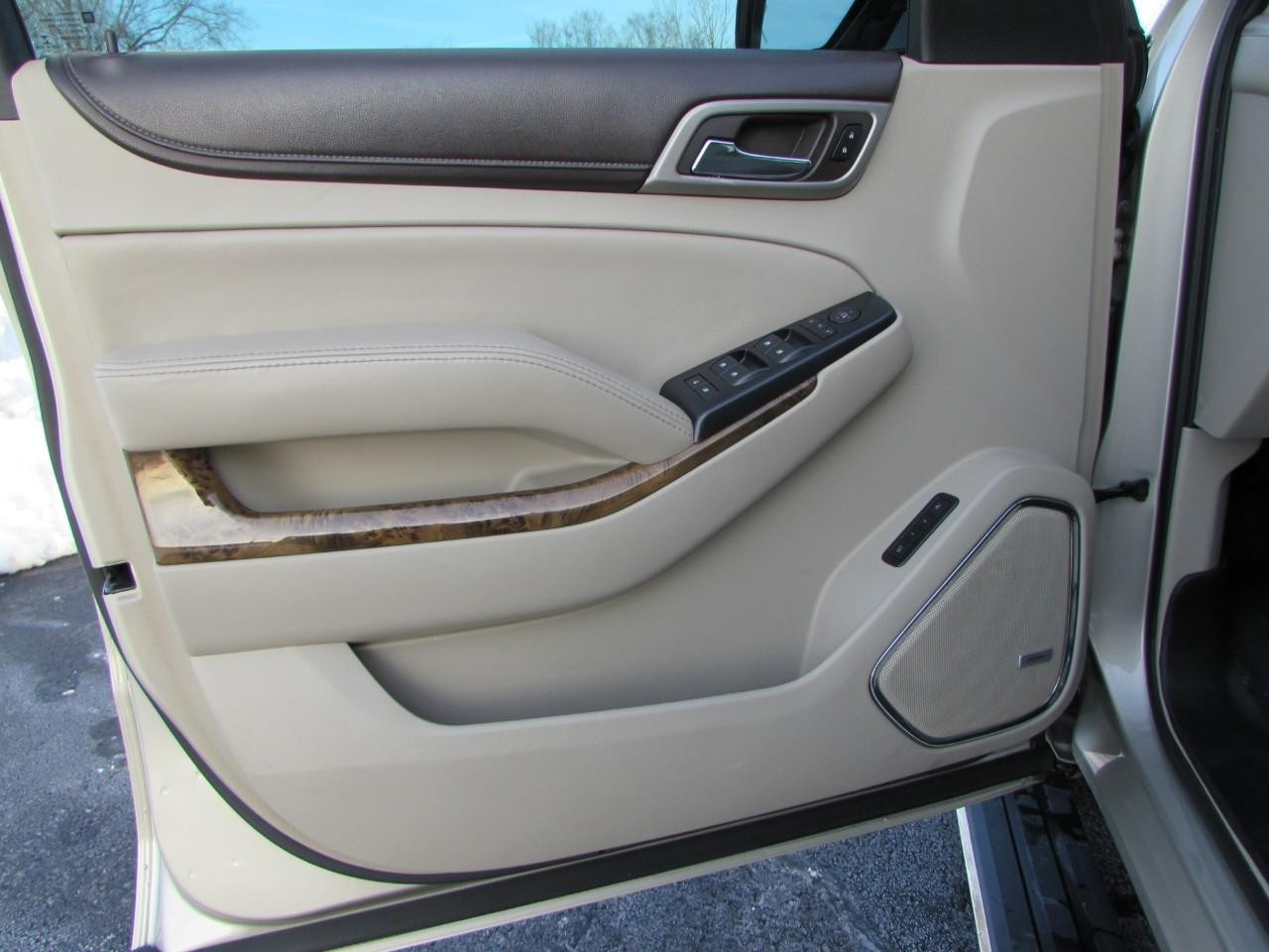 GMC Yukon XL Vehicle Full-screen Gallery Image 11