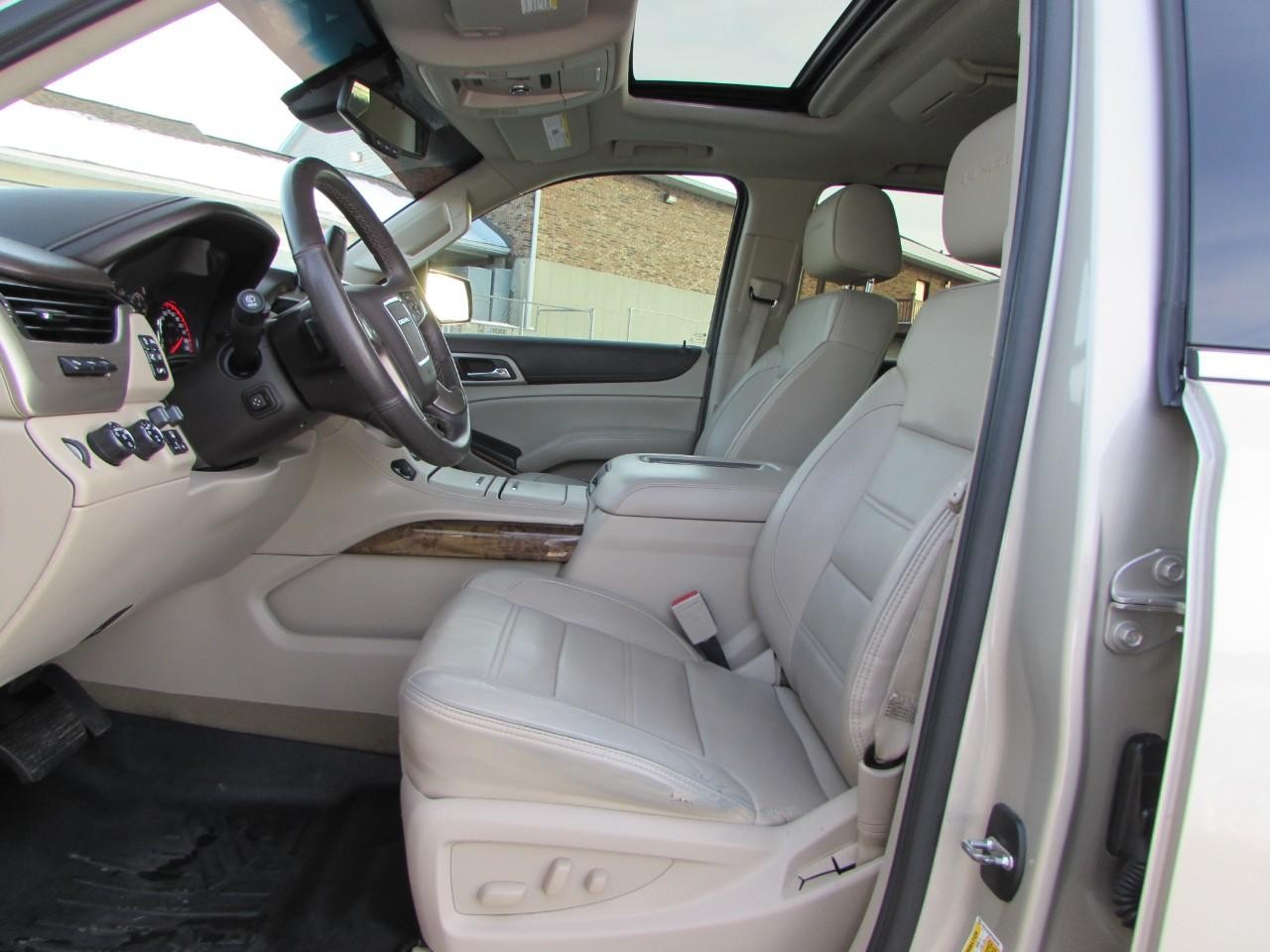 GMC Yukon XL Vehicle Full-screen Gallery Image 12